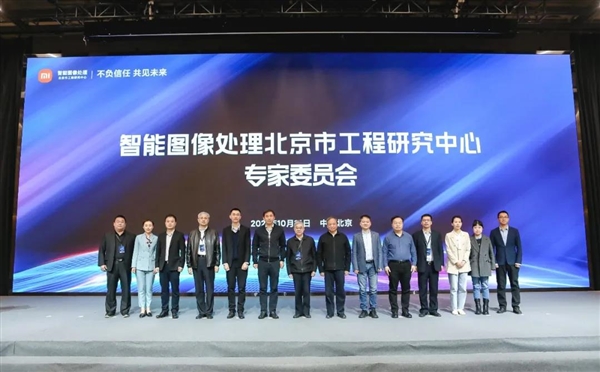 设计师|小米11 Ultra现身神舟十三号航天员见面会现场