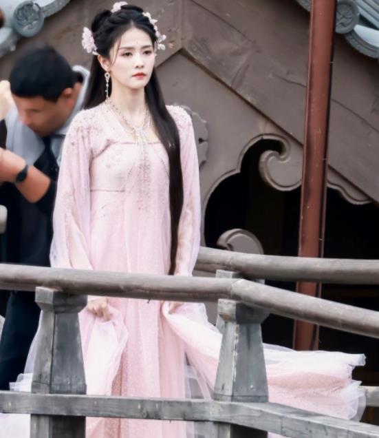 秦岚|《长月烬明》火热拍摄中,网传白鹿下部戏已定,男主可能是他?