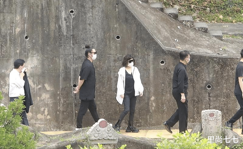 赌王|赌王遗体下葬，离婚儿媳亮相奚梦瑶缺席，四太时髦外孙女太不得体