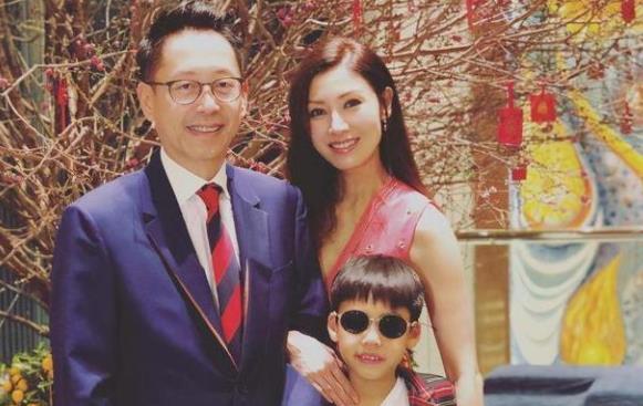 李嘉欣|李嘉欣和儿子游玩，穿镂空裤子引争议，网友：亲子间要有界限！