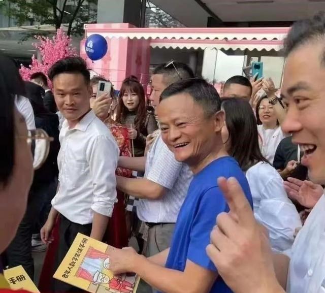 马云|马云终于发声了，不过不是为阿里，而是为妻子张瑛