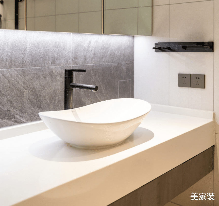 黑白灰也可以很时尚，看海归小夫妻的家，如何展现简约的美感