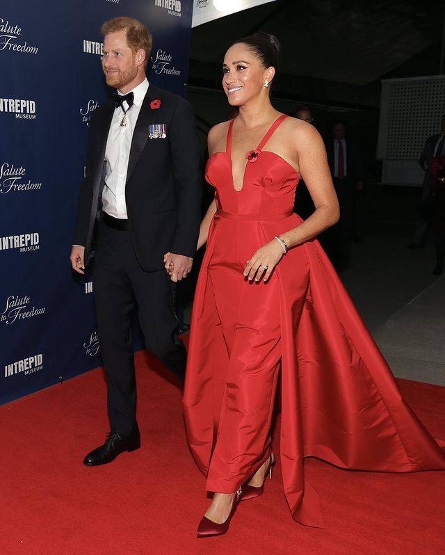 全球时尚风行 梅根哈里罕见走红毯，一袭吊带红裙尽显性感，一转身暴露背后赘肉