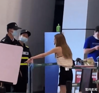 别克GL8 女子机场被安检员持棍碰包怒吼：你就是个穷人、全球限量赔得起吗