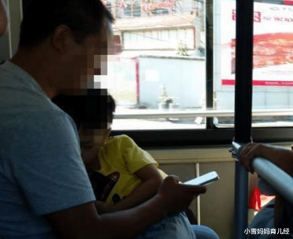 老人丢掉男孩书包“强逼让座”,宝爸看到后按住孩子:坐好不用让