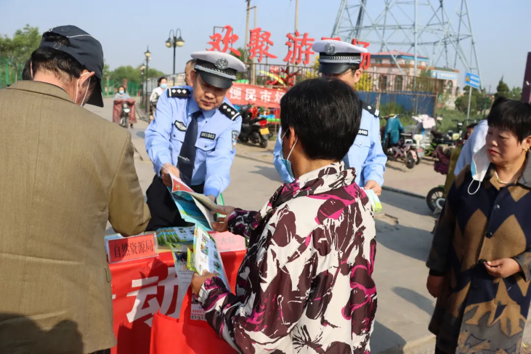 盐山交警 【一盔一带】盐山交警参加“512”全国防灾减灾日宣传活动