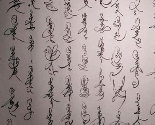 8旬老妇坚持练字20年,自创一套字体,专家看后怒斥毫无艺术性