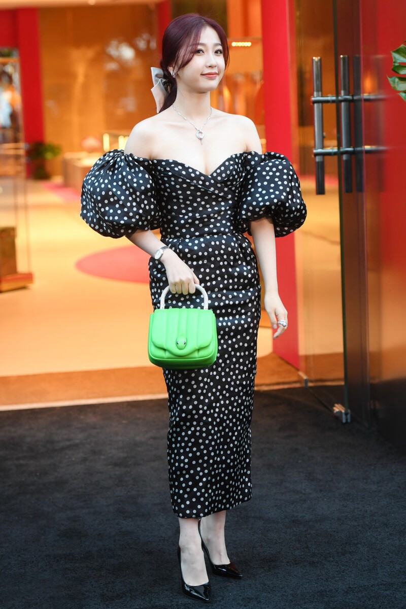 大表姐的时尚圈|虞书欣用力过猛了,穿超大“泡泡袖”抹胸裙险翻车,要靠颜值硬撑