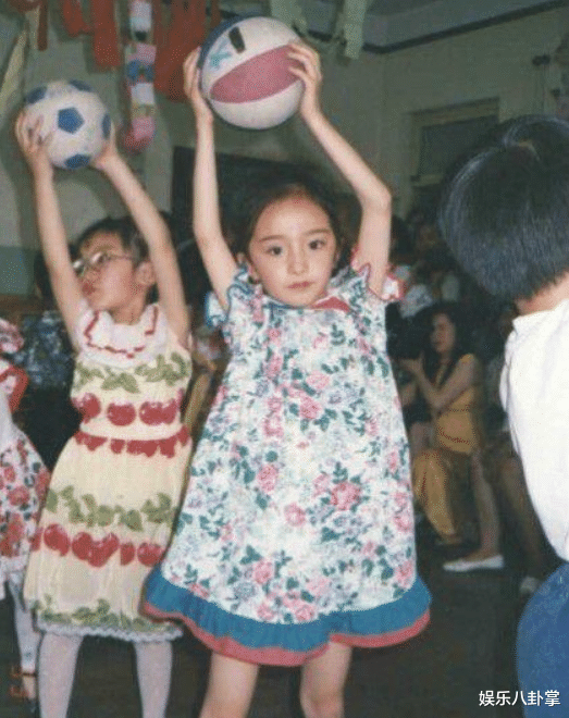 杨幂|16年前,有谁注意到刘亦菲身后打伞的小女孩,现已火得一塌糊涂!