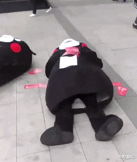 小叶娱记 妹子,知道你很热,可是也不能穿成这样出门啊,太尴尬了吧!