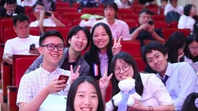 依科育儿吧|女儿第一次去外省求学，警察父亲给其10条安全警示，条条都是重点