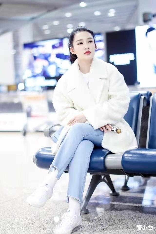 李沁|李沁又一次把机场当成秀场，穿白色羊羔毛大衣搭牛仔裤，时髦洋气