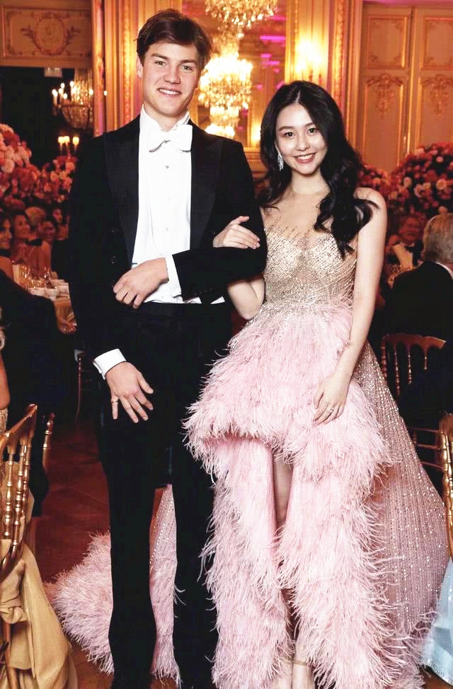 全球时尚号|邱淑贞为20岁女儿庆生，搭配礼服好迷人，母女两的珍珠项链抢镜