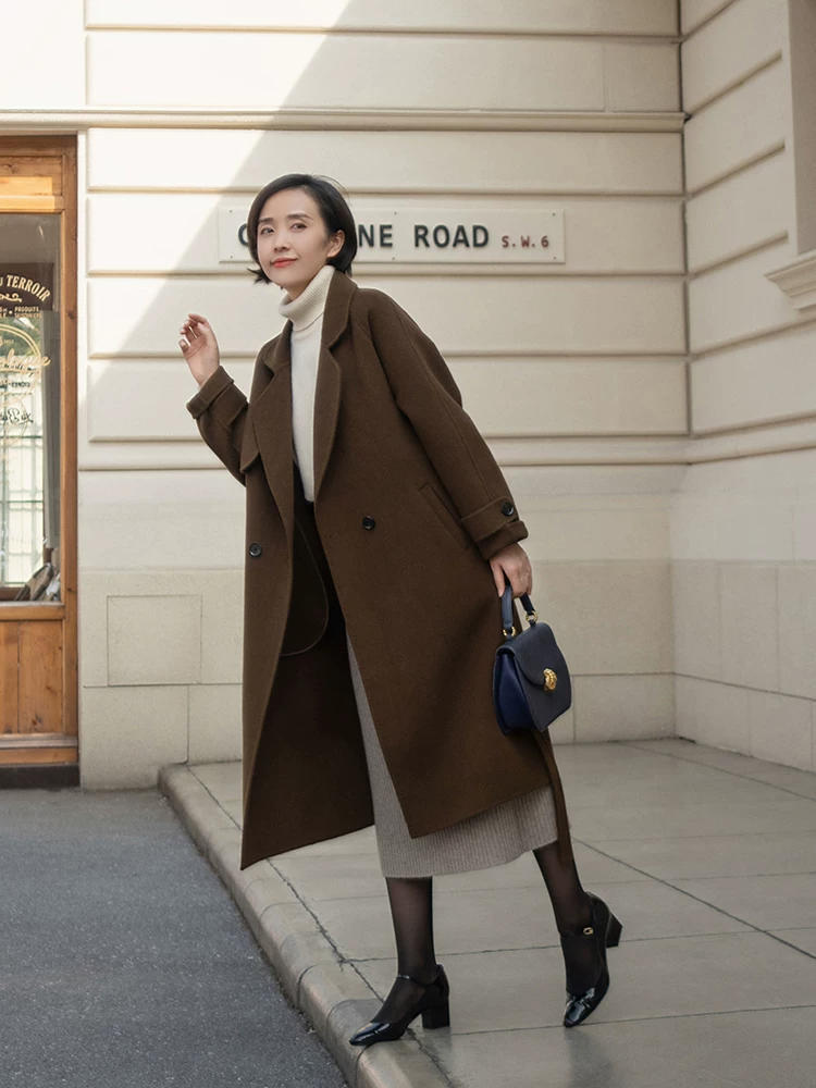 何有强 女人年过40不要刻意扮嫩,选好大衣轻松展现大女人韵味,端庄大气