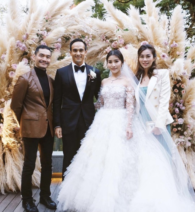 朱丽倩|朱丽倩表妹陈雪玲晒全家合影，全家穿旗袍唐装有年味，比姐姐高调