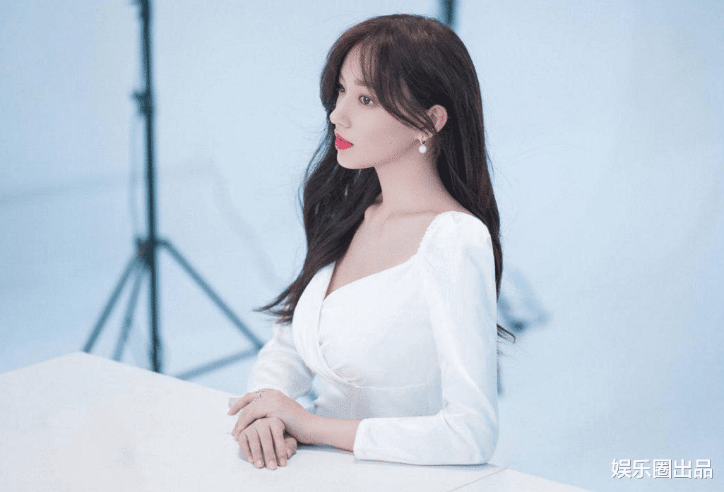 程潇|程潇穿露背装拍大片，气质大变引起热议，网友：“真没认出来”