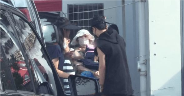 衬衫|谢娜产后一家四口首度同框!她穿连衣裙显虎背熊腰,女儿罕见曝光