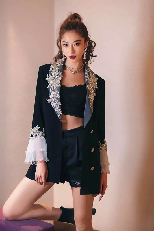 全球时尚号|31岁卫薇儿身材真好，穿抹胸礼服秀美腿，钻石配条纹显瘦又好看