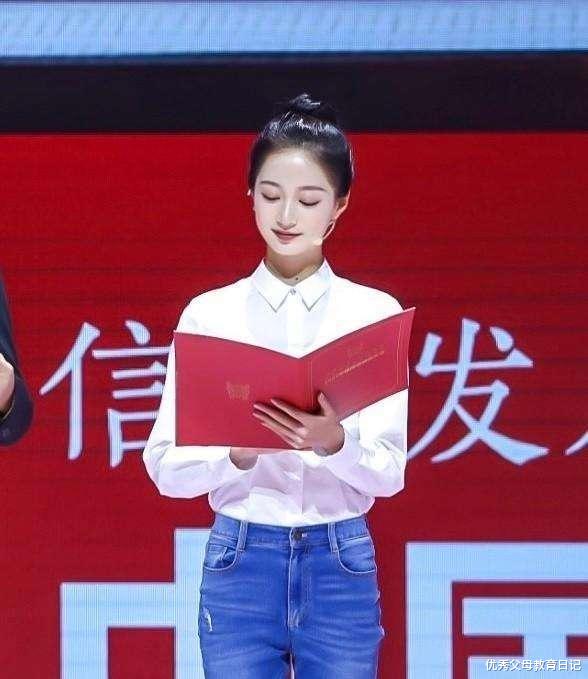 主持人|“领诵员”冯琳再次公开亮相，褪去青涩学生气，取而代之愈发知性