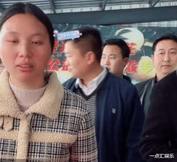 |小春花委屈大哭，承认演戏呼吁大家一起演，妈妈成挡箭牌