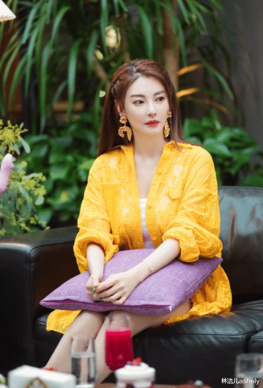 林洁儿ashely|御姐风的张雨绮换风格，成甜美穿搭典范，靠这几招征服“小奶狗”