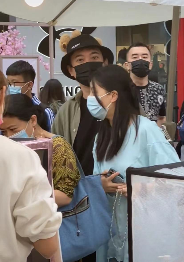 王思聪|王思聪疑又换新女友，带美女同回上海酒店，女方正面照曝光显清纯