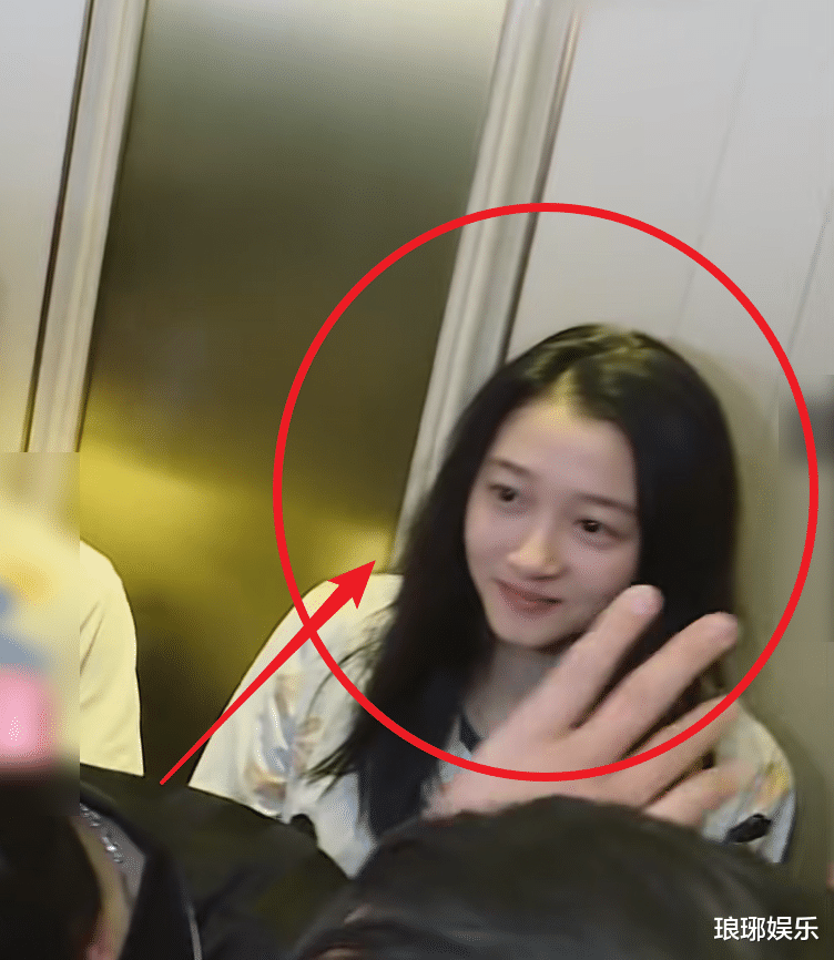 明星素颜|王牌6要求全员素颜玩游戏，看清怼脸的镜头，谁在偷偷作弊很显然