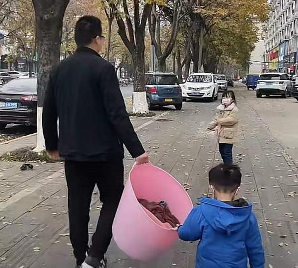 史蒂文·斯皮尔伯格|奇奇依偎在许敏怀里，一家人大步向前进，网友：许妈的怀抱太温暖