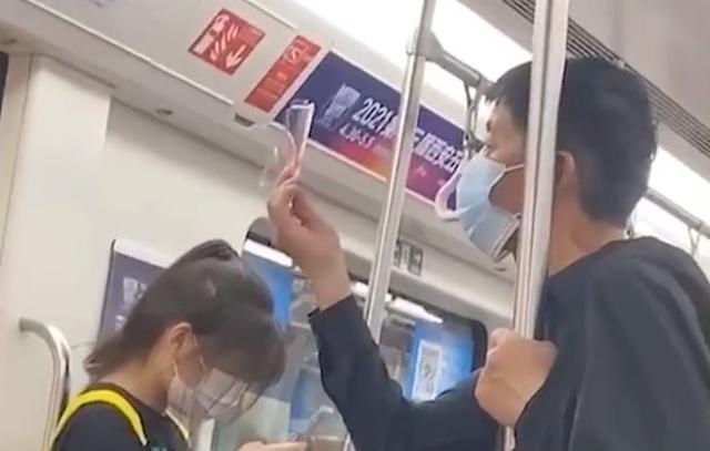 袁伦姐姐说学习 西安一男子地铁上手拿玻璃碎片，时不时举起碎片看，网友猜测笑哭