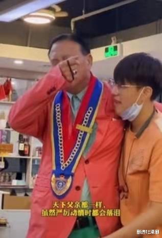 万梓良|温馨！64岁万梓良为18岁儿子庆生，感触落泪：你是我唯一的儿子