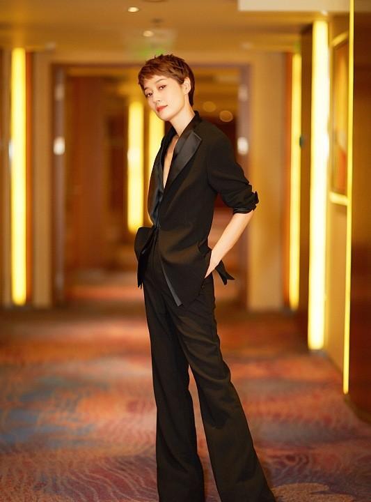 马伊琍从不刻意扮嫩却“美成画”，全黑look配不变短发，高级优雅