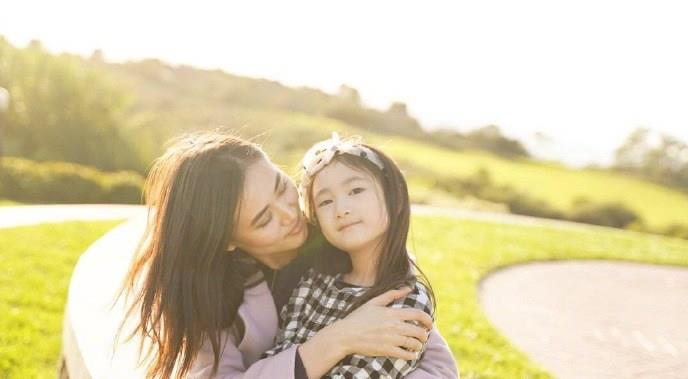 李安琪|李安琪声称讨厌中国，却为何回国上综艺捞金，还全程飙英文？