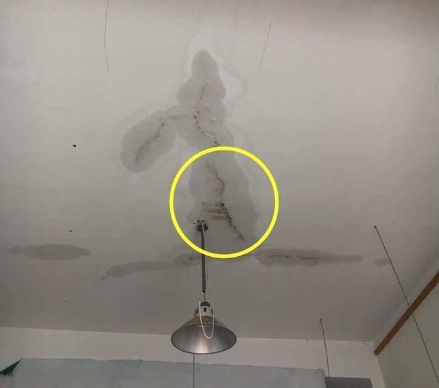 大家见过次顶层漏水,而顶楼不漏水的情况吗?原因一般有这3个