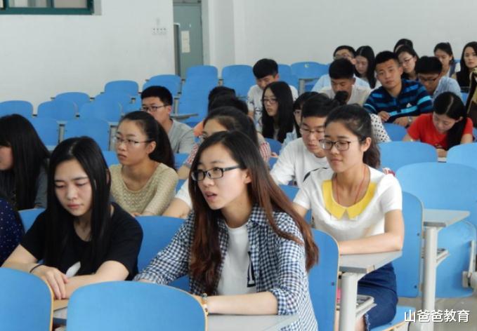 教师|安徽一大学女老师走红，长相甜美打扮时尚，校内学生争着来上课