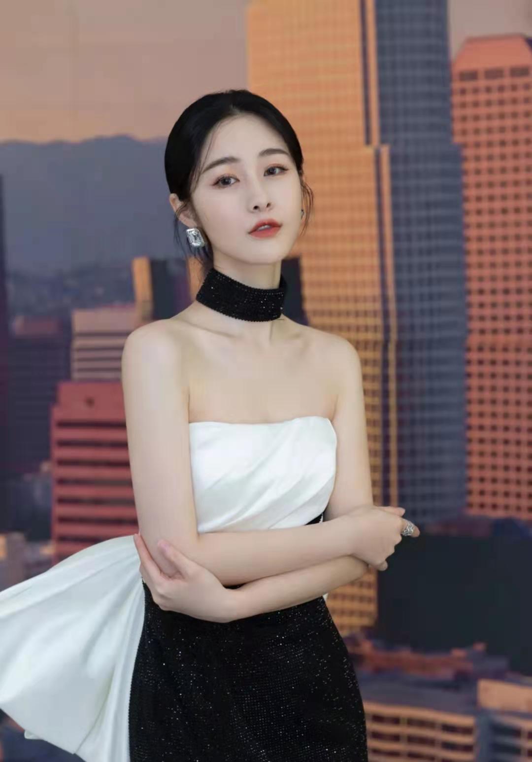 全球时尚号|新生代“花旦”梁田好美，颜值高实力强，服装搭配也是可甜可飒