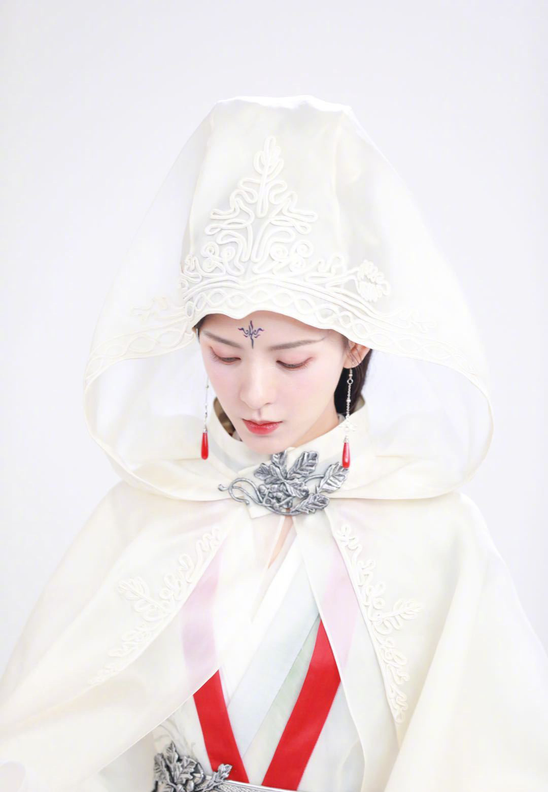 佟丽娅|张予曦《千秋令》路透大婚造型曝光，金色头冠搭配红色披风