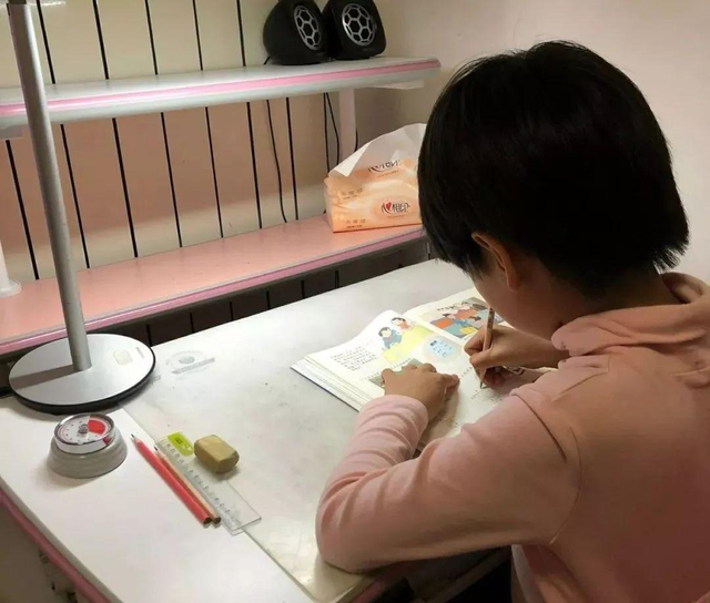 全能辣妈plus|“暑假作业带一万粒大米”宝妈陪娃数到半夜, 质问老师遭“打脸”