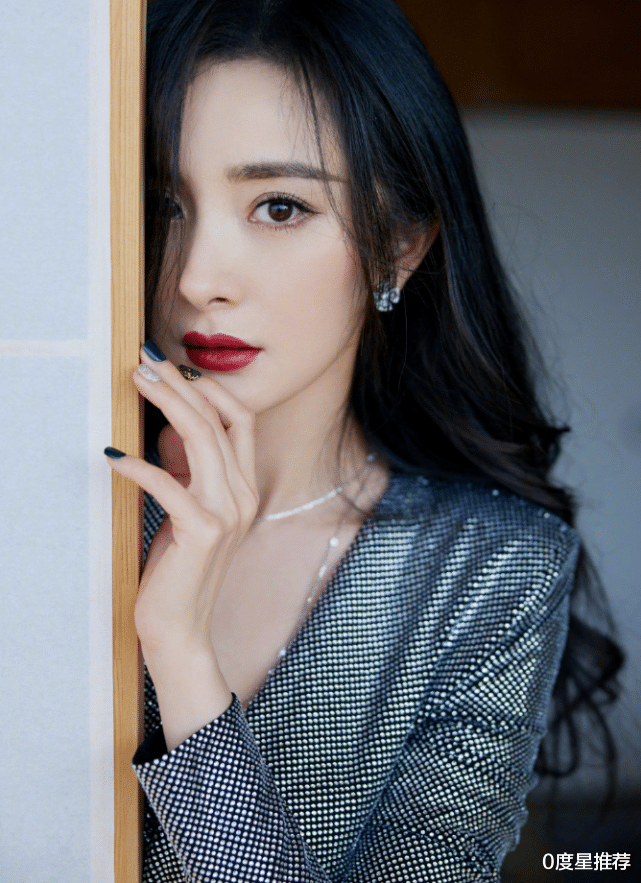 杨幂|尤物身材只服杨幂！当她穿起无痕裙，才懂小鲜肉爱她的原因