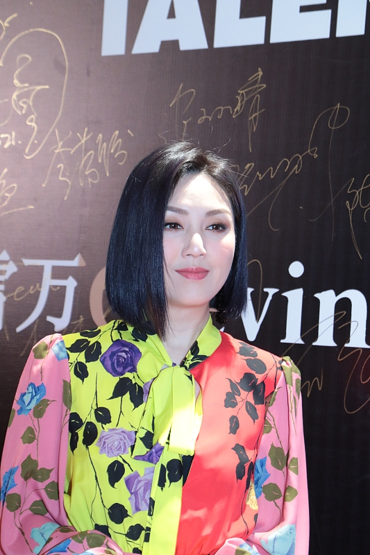 小白爱美搭 杨千嬅玩“彩色大杂烩”，穿多拼接裙挺亮眼，配短发造型还有点酷