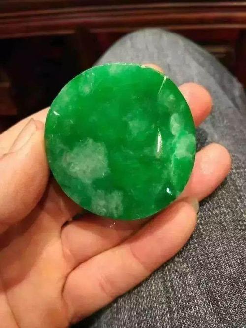 翡翠|一刀切出「一线天」，拍得1.29亿并成为翡翠标王！它凭什么？