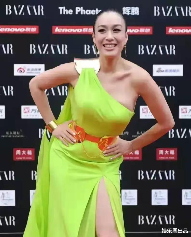 钟丽缇|钟丽缇走红毯的旧照曝光，拍照动作引起热议，网友：太招摇了