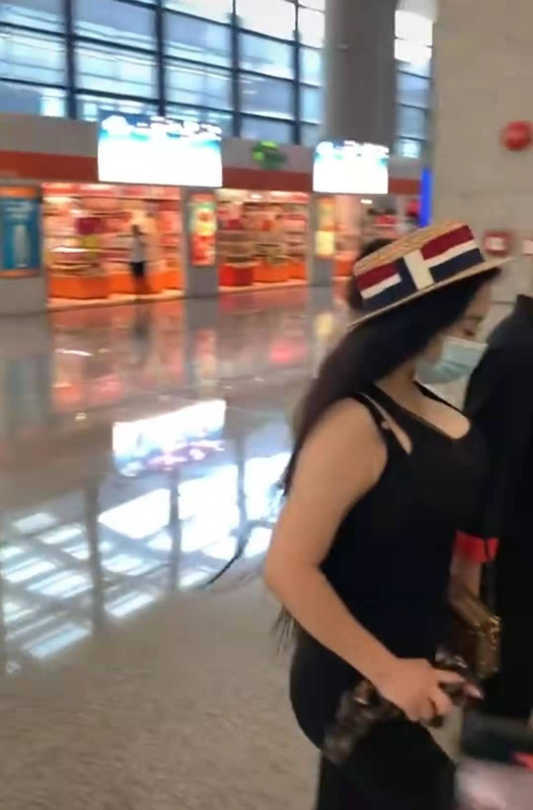 时尚风行派|邹市明夫妇现身！冉莹颖穿搭清凉露出内衣肩带，身材比卡戴珊还辣