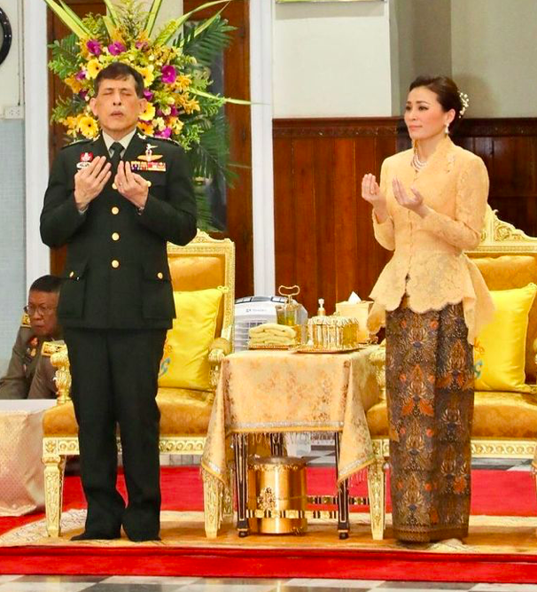 全球时尚风行|泰王真心不喜王后！双眸紧闭难得用心祷告，苏提达穿蕾丝显嫩十岁