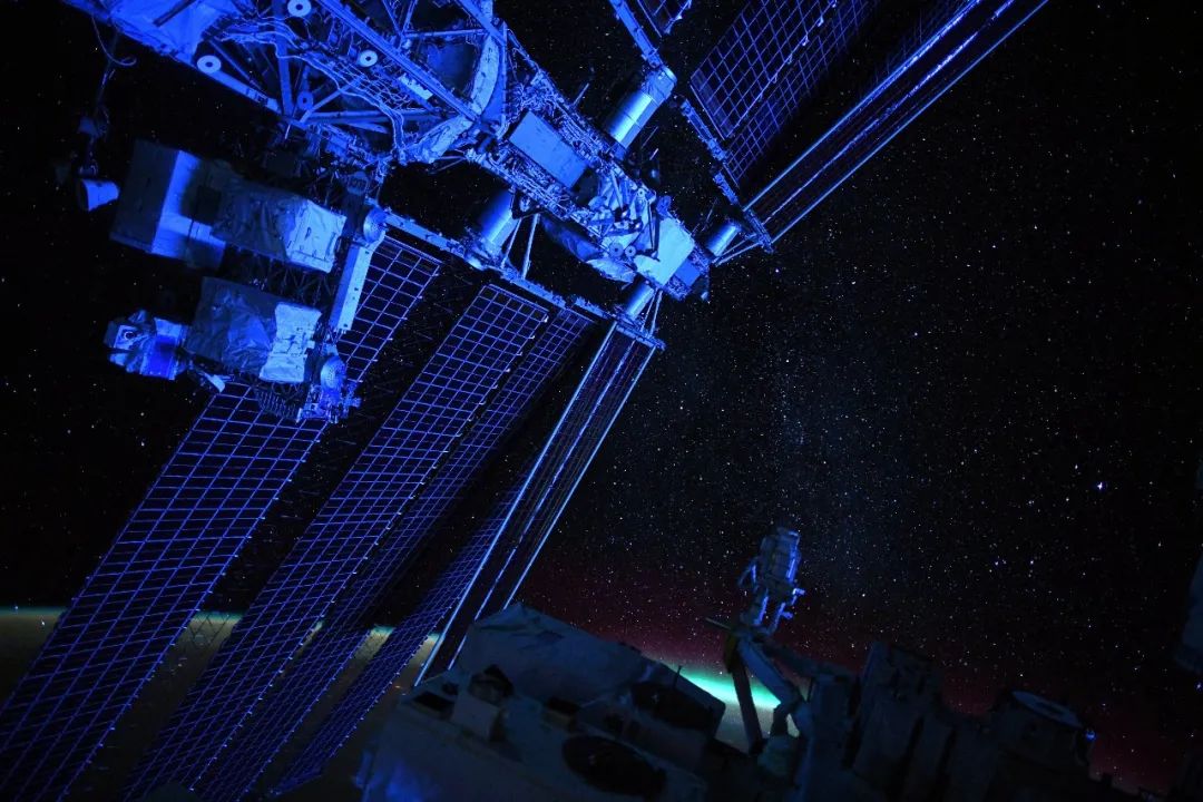 "百万颗星星":宇航员分享国际空间站闪闪发光的星空