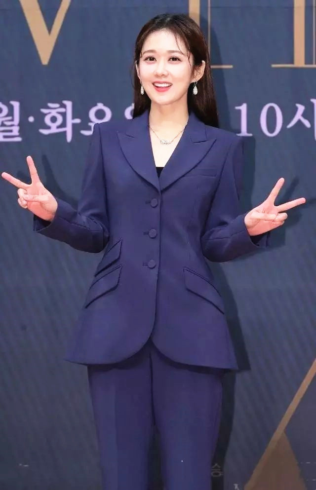 全球时尚号|“甜美女神”张娜拉太会穿了，白色针织衫很自然，眼睛红肿显疲惫