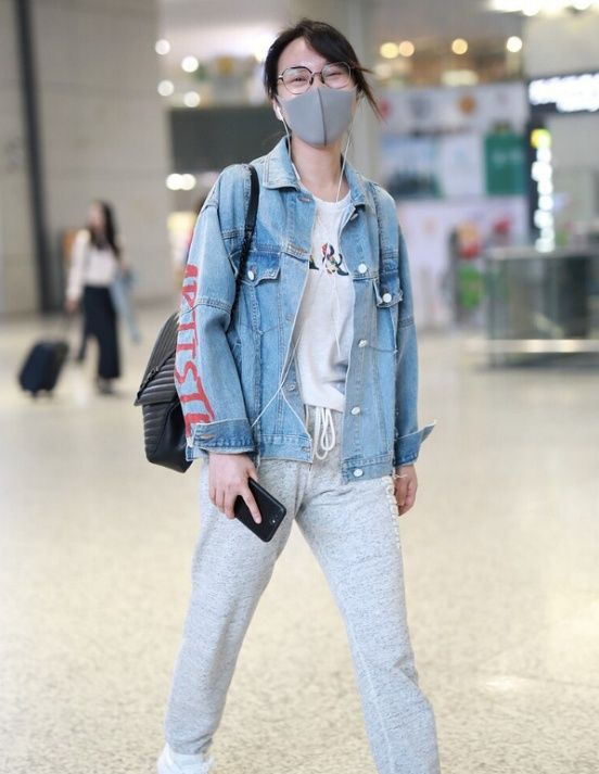 潮帮先生|陈松伶真是时髦阿姨，穿牛仔衣配印花裙太减龄，比小8岁老公洋气