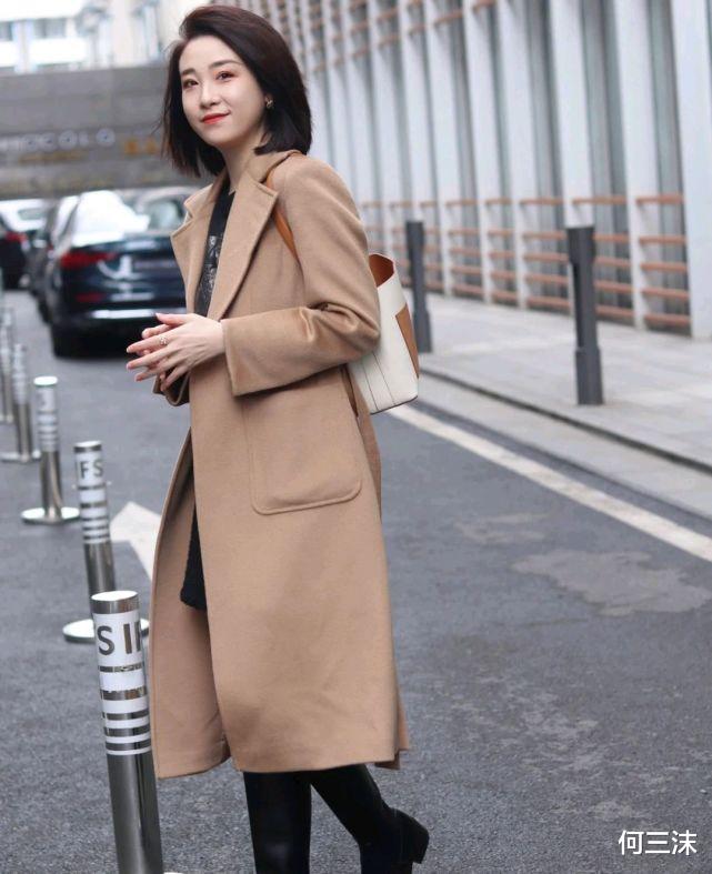 何三沫 简约款大衣不会过时,一件就可以穿很久,但前提是要会搭配才好看