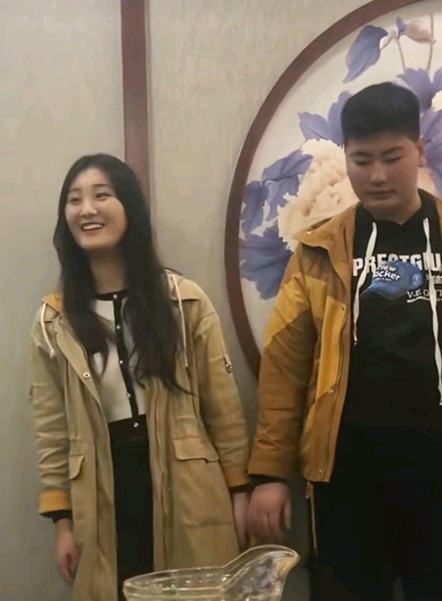 霍启刚|陈亚男小号视频露本心，拍照就与小伟十指相扣，结束立马撇嘴撒开