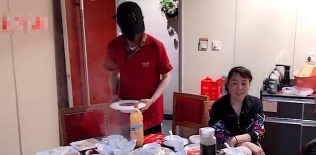 袁伦姐姐说学习 泪目!河北一小伙当兵3年后回家,扮成服务员上菜,爸妈都没认出