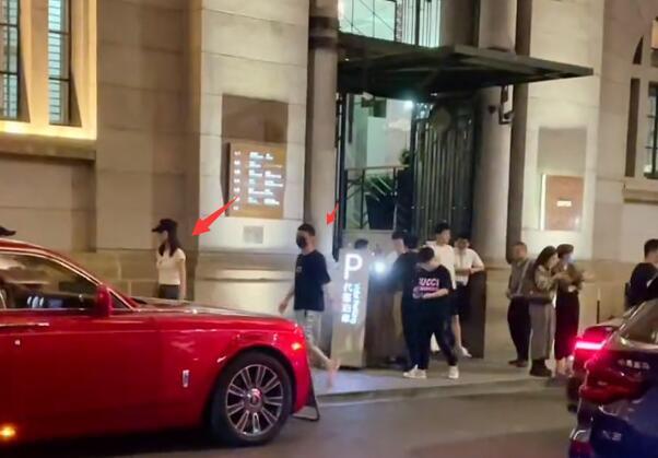 王思聪|王思聪带美女参加婚礼，用手机拉近镜头细看伴娘，和女伴互翻白眼